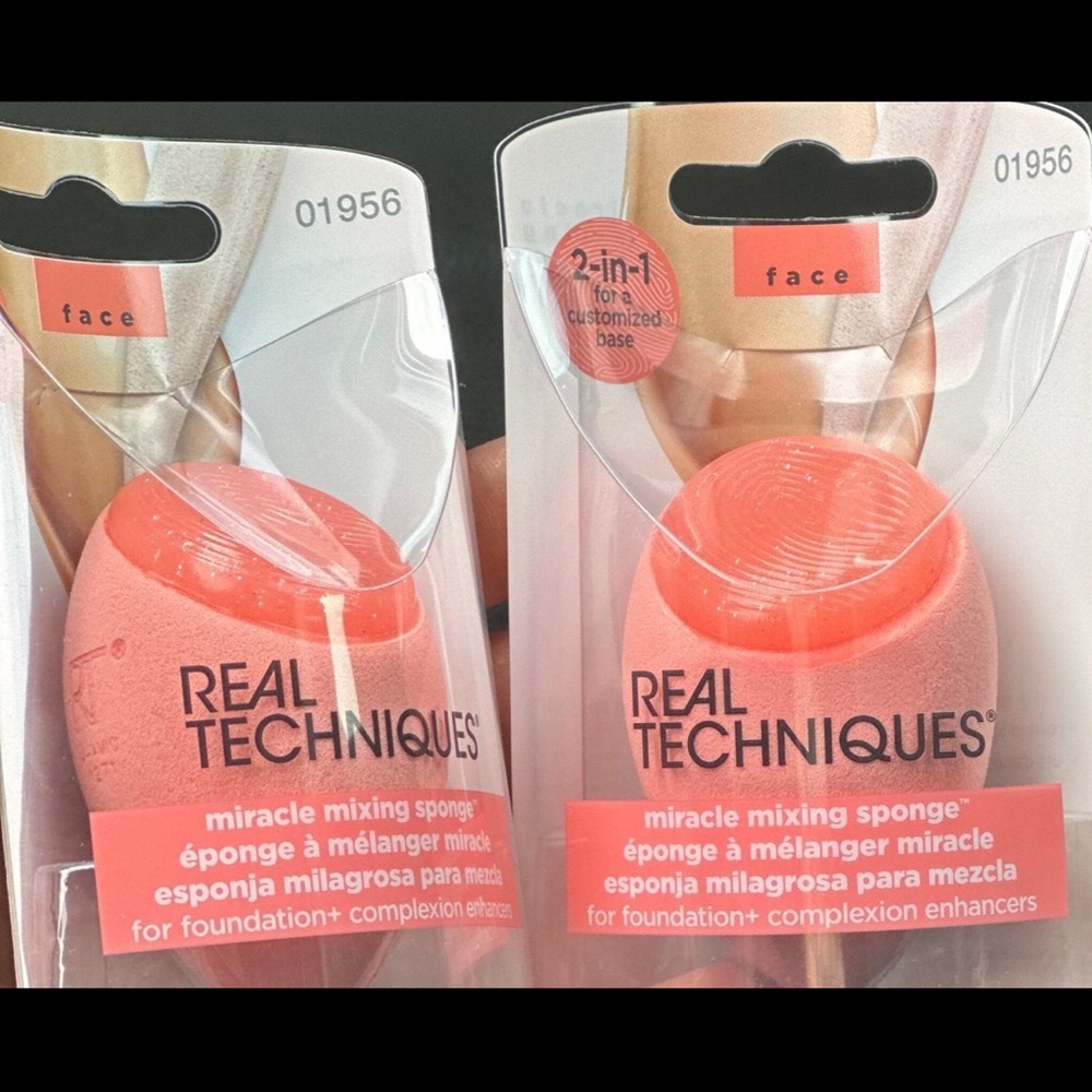 Real Techniques Miracle Mixing Sponge in Coral two sponges